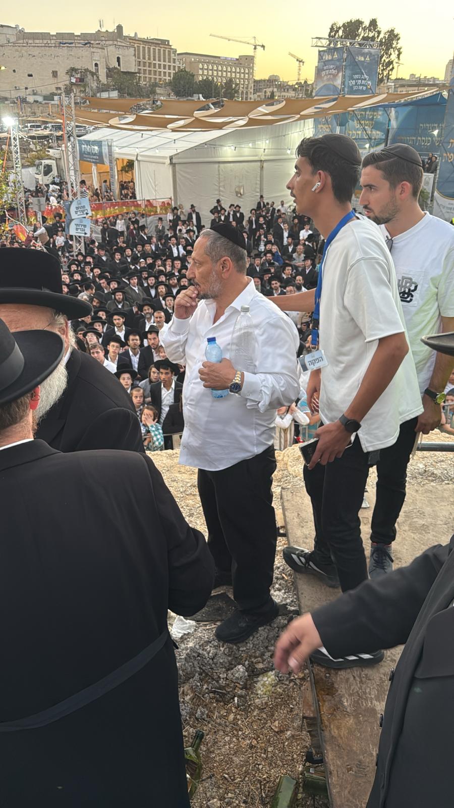 המקובל רבי יעקב עדס בהדלקה בהילולת 'שמעון הצדיק' בירושלים