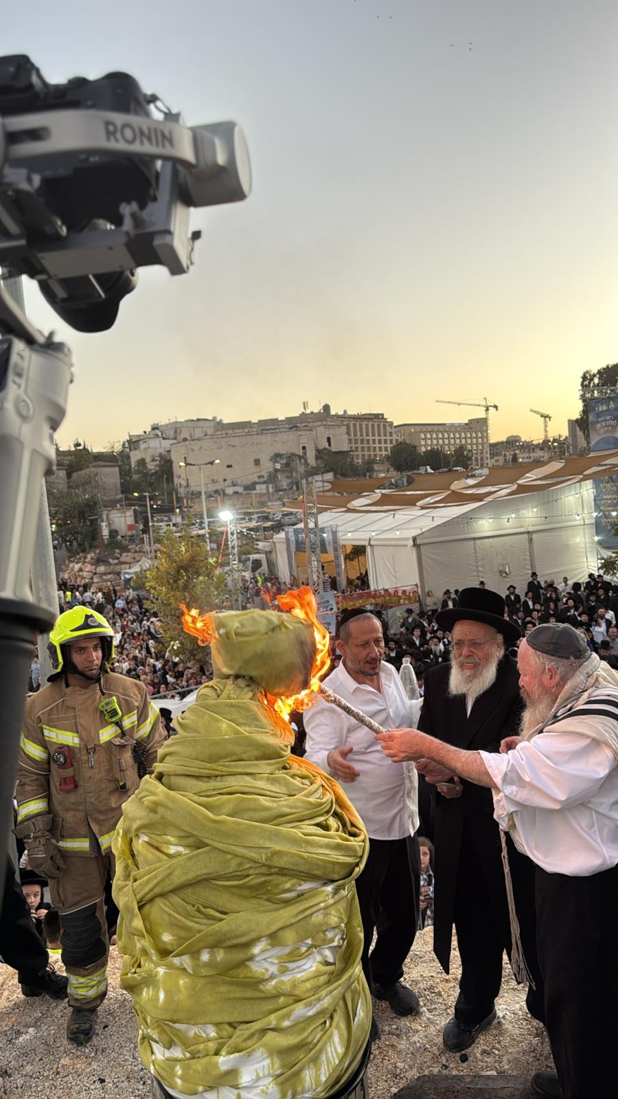 המקובל רבי יעקב עדס בהדלקה בהילולת 'שמעון הצדיק' בירושלים