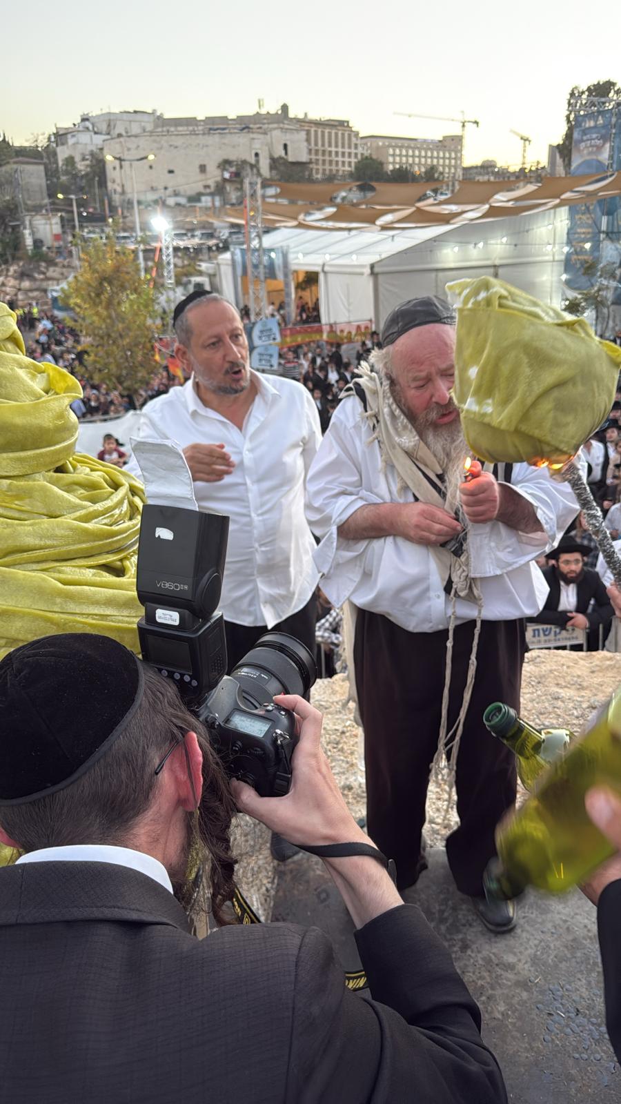 המקובל רבי יעקב עדס בהדלקה בהילולת 'שמעון הצדיק' בירושלים