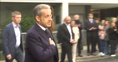 סרקוזי הבוקר יוצא מביתו