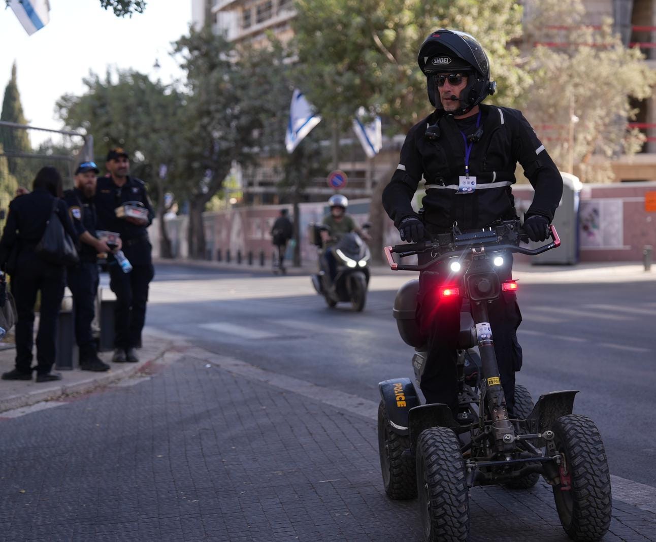 כוח משטרה מאבטח את ביקור סגן הנשיא