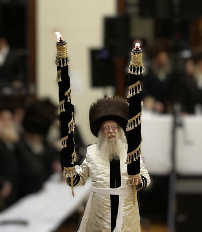 האש במונסי: האדמו"ר מניקלשבורג פיזז עם לפידים בוערים לזכר המקדש