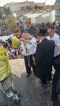 "מירון של ירושלים": הדלקת המקובל שסחפה אלפים בהילולת שמעון הצדיק