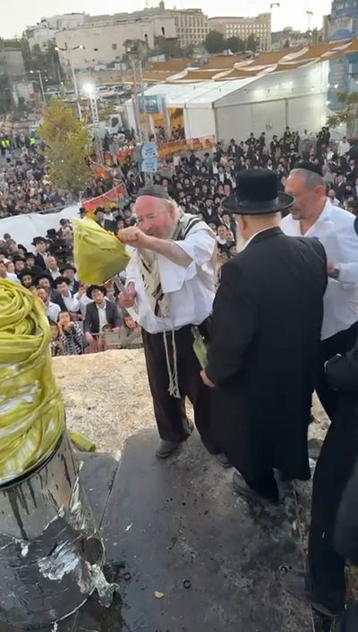 "מירון של ירושלים": הדלקת המקובל שסחפה אלפים בהילולת שמעון הצדיק