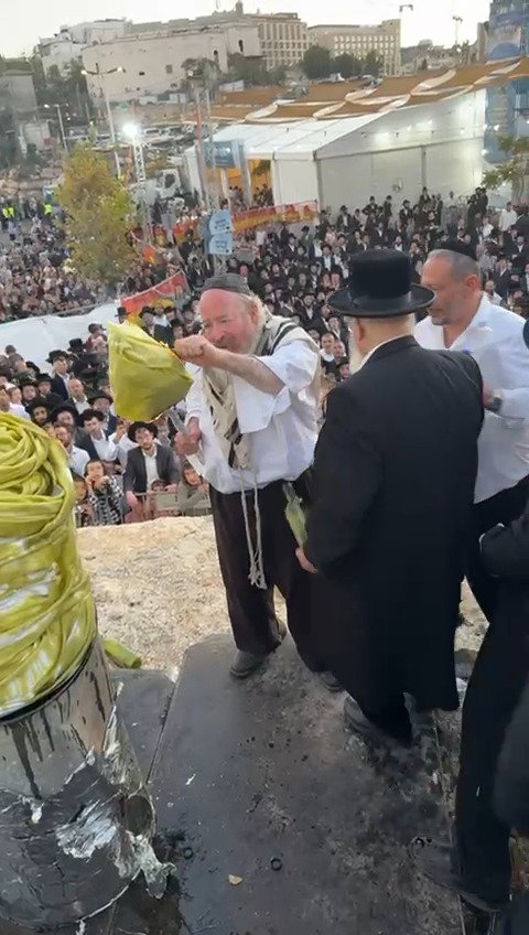 המקובל רבי יעקב עדס בהדלקה בהילולת 'שמעון הצדיק' בירושלים