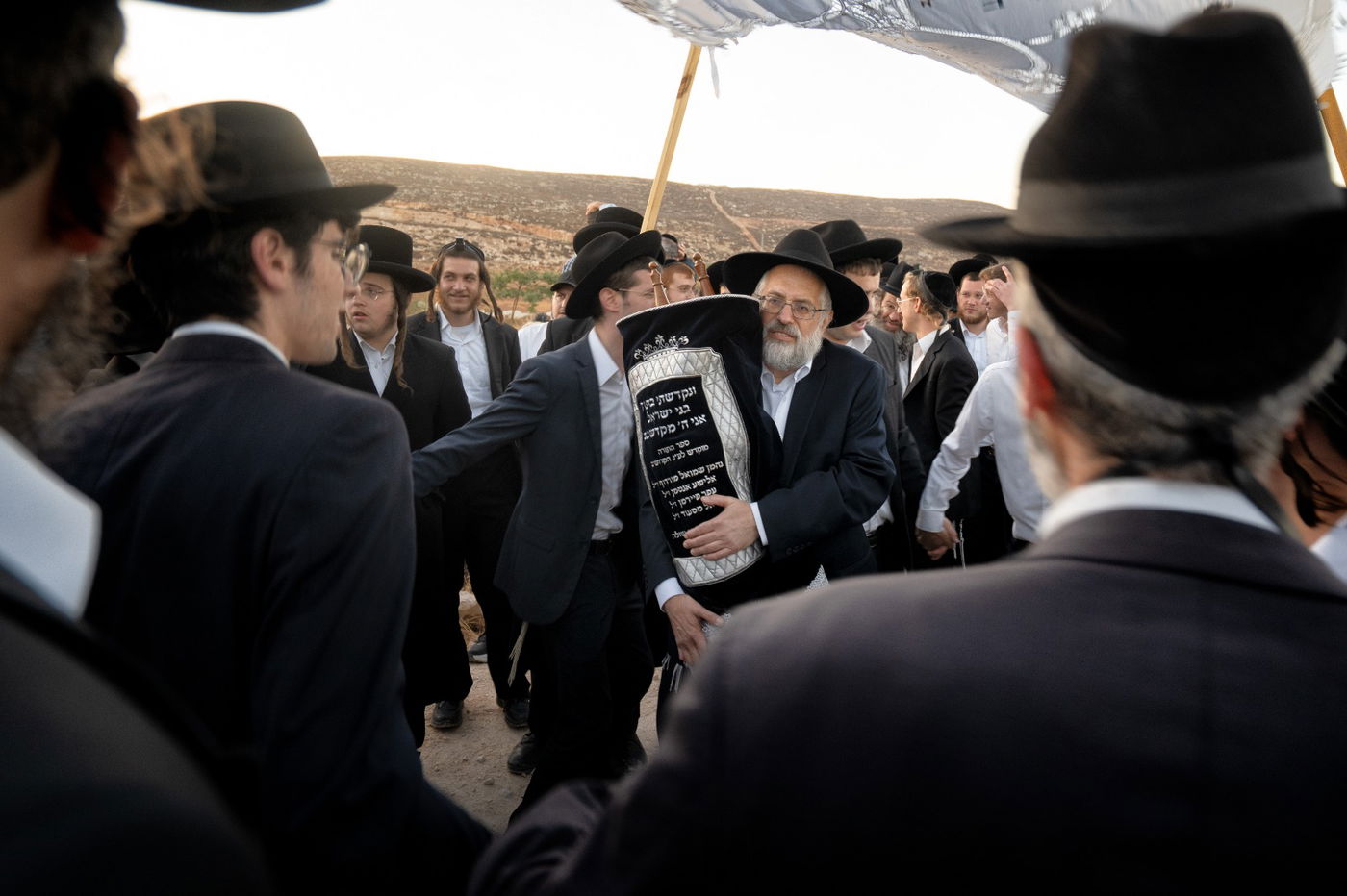 הכנסת ספר תורה במאחז מצפה לאה בבנימין