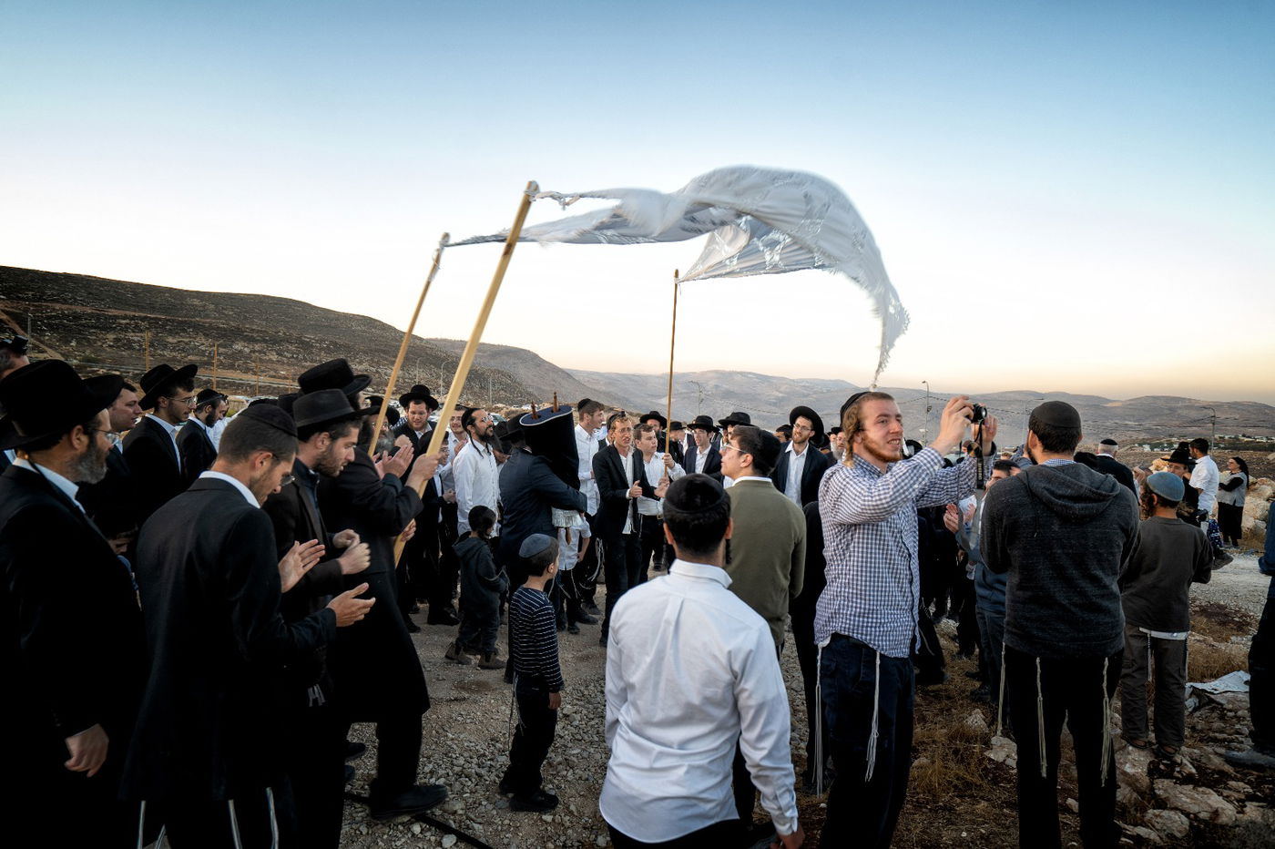הכנסת ספר תורה במאחז מצפה לאה בבנימין
