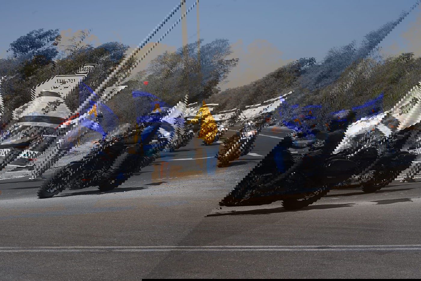 ציבור רב מלווה את רונן אנגל ז״ל בדרכו האחרונה, עשרות אופנוענים מובילים את מסע הלוויה