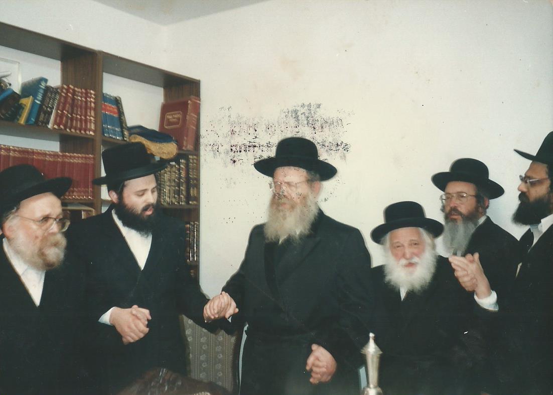 הרה"ח ר' שמואל צלר ז"ל בריקוד עם האדמו"רים מסקולען וסאדיגורה זצ"ל