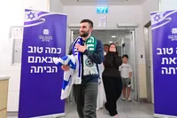 מתן אגרנסט בחזרתו לישראל
