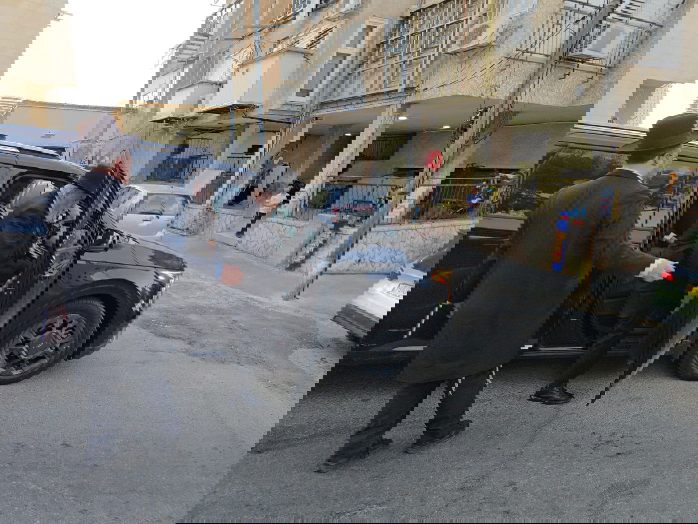 הגרמ"ה הירש יוצא מביתו בדרכו לכלא 10