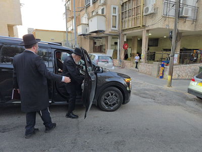 הגרמ"ה הירש יוצא מביתו בדרכו לכלא 10