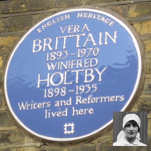 לוח המנציח את זיכרה של האחות ורה בריטיין (בתמונה הקטנה) ואחות נוספת שפעלה איתה וויניפרד הולטבי