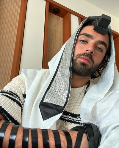 השחקן פורש מתפקידו בהצגה המצליחה עקב בעיות צניעות