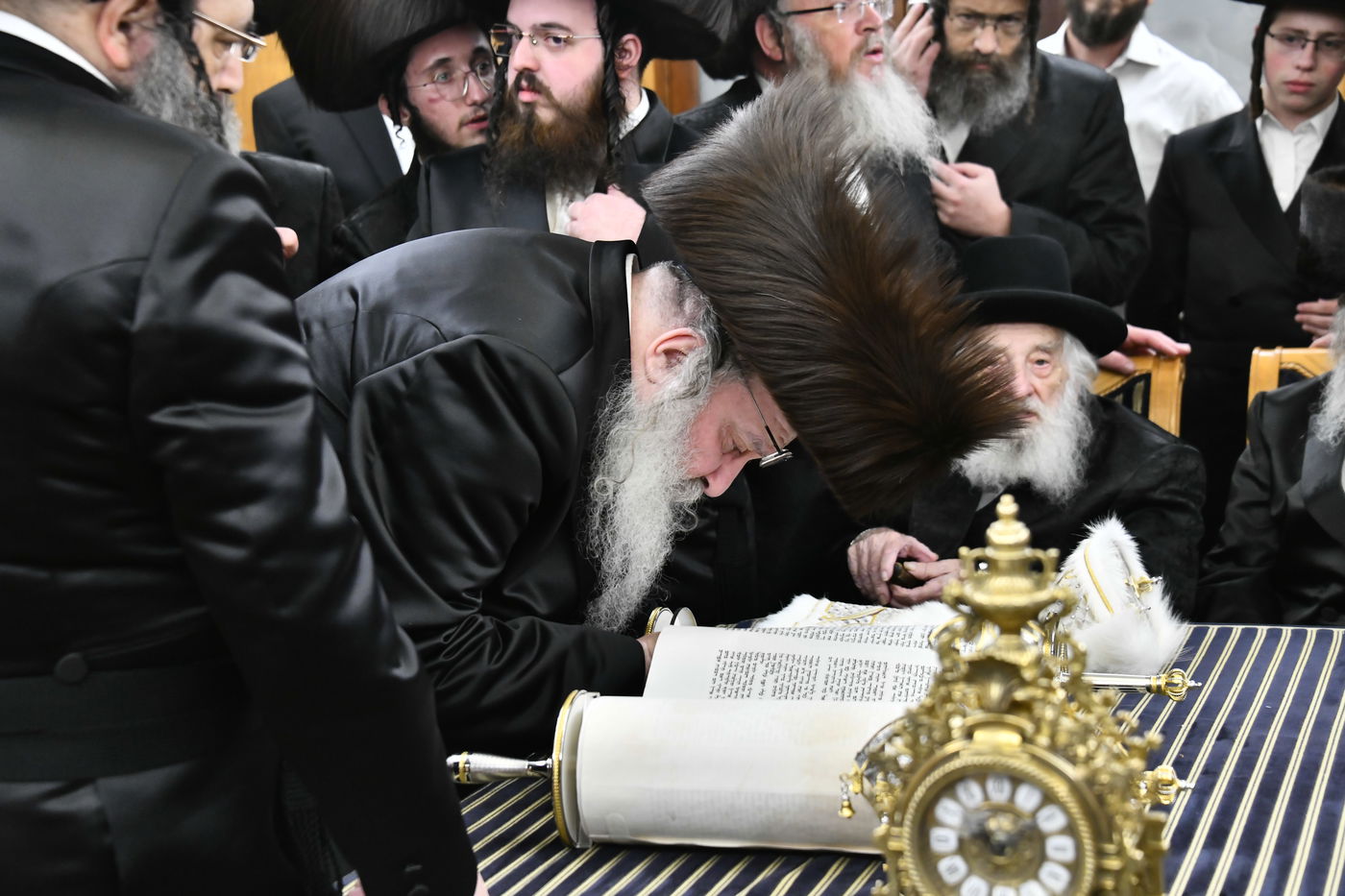 האדמו"ר מנדבורנה בכתיבת אותיות