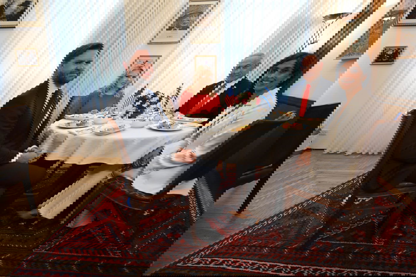 הציור שנלכד על הקיר בלשכת ראש הממשלה: נתניהו מקבל ברכה מהרבי