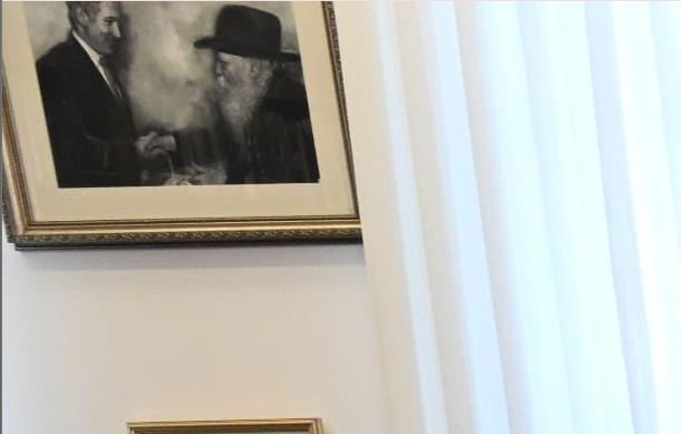 הציור התלוי על הקיר