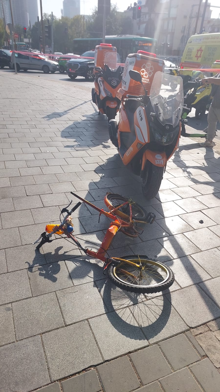 תאונה קטלנית בכביש: אופנוע התנגש בעוצמה באופניים, הרוכב נהרג