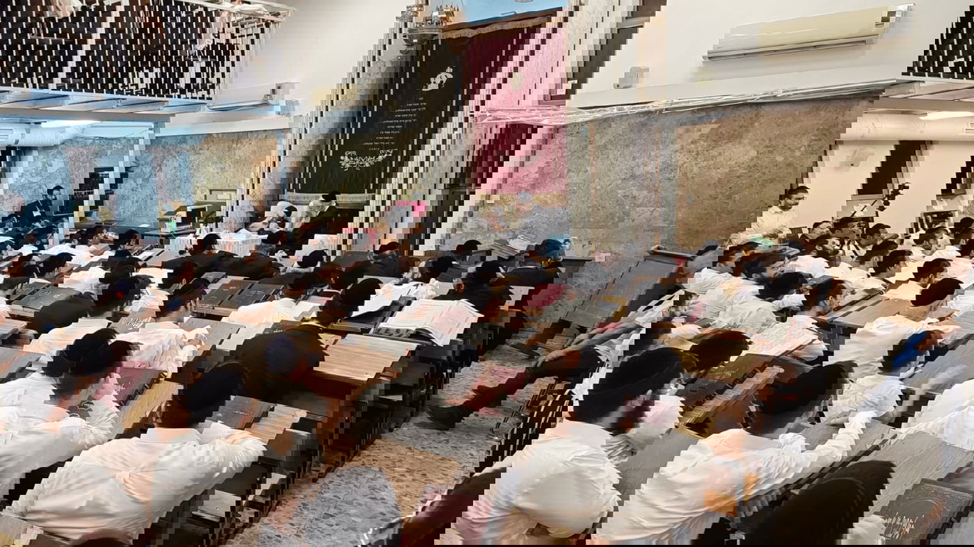 הגר"י עדס מוסר את שיעורו בישיבה