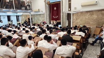 הגר"י עדס מוסר את שיעורו בישיבה