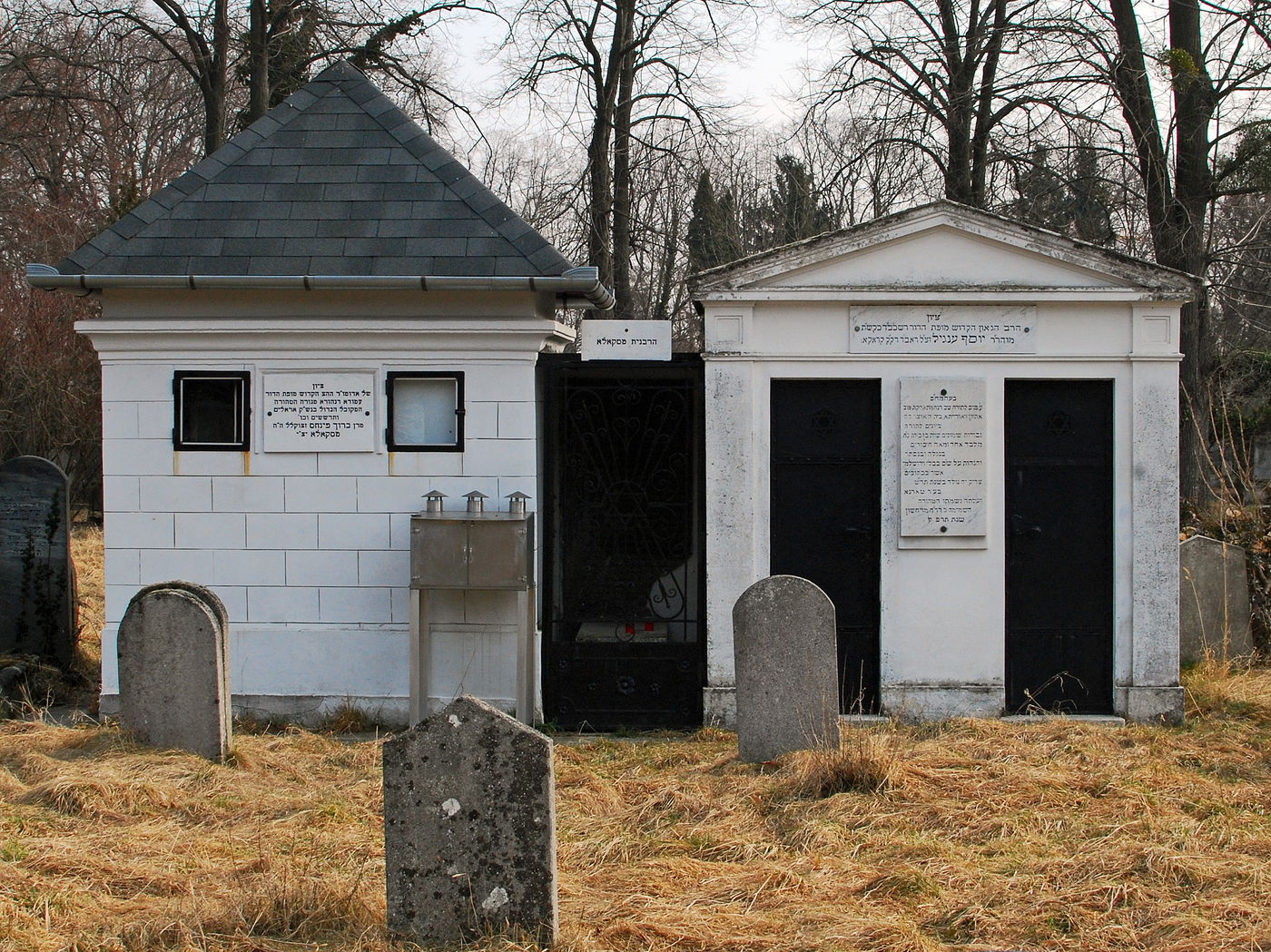 האוהל על קברו של הרב יוסף ענגיל בבית הקברות המרכזי בווינה (בצד ימין), לצד האוהל של האדמו"ר מסקאליה