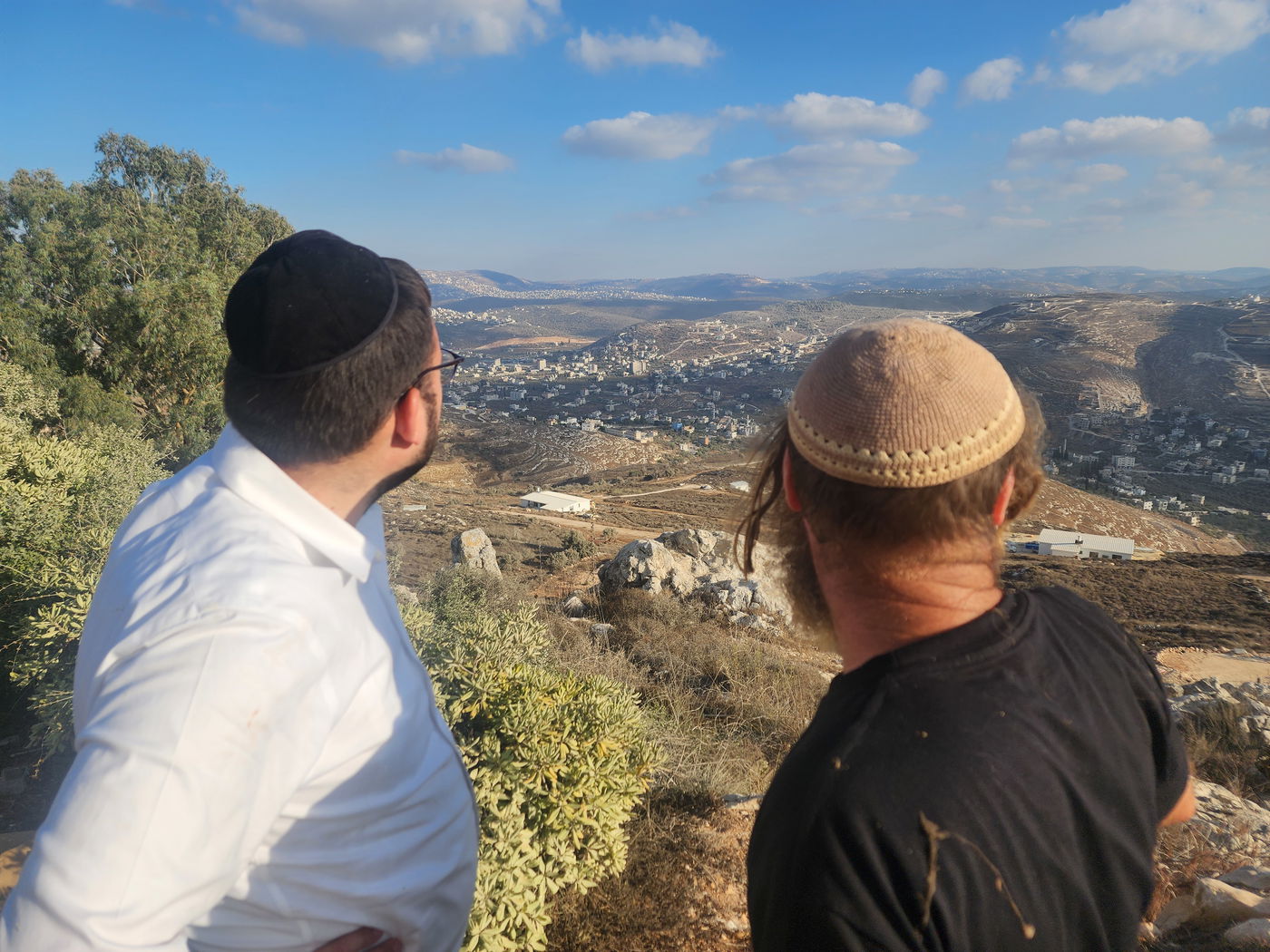 מביטים על מדינת תל אביב מחצרו של בעז אלברט