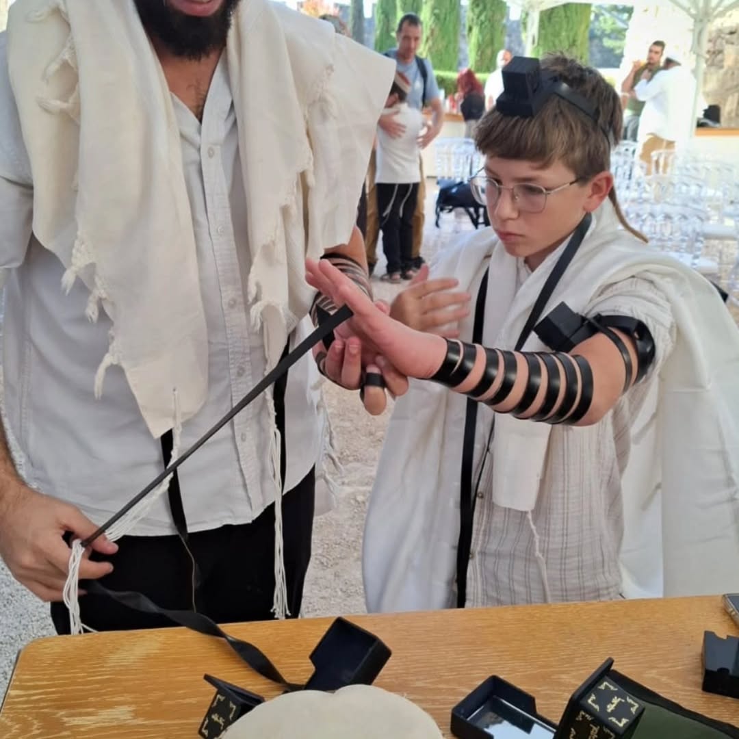 "שימצא את השבילים": הזמר חנן בן ארי וגרושתו הדסה חגגו בר מצווה לבנם