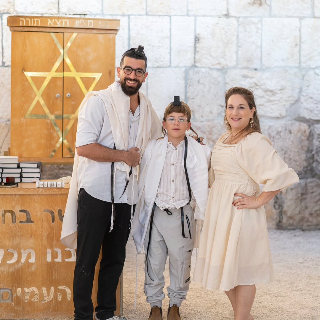 "שימצא את השבילים": הזמר חנן בן ארי וגרושתו הדסה חגגו בר מצווה לבנם