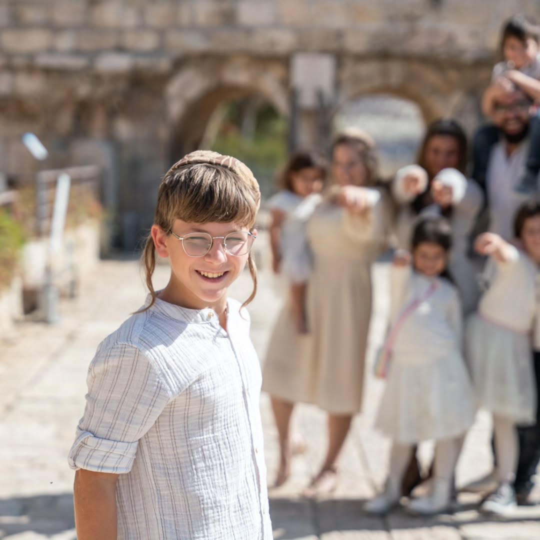 "שימצא את השבילים": הזמר חנן בן ארי וגרושתו הדסה חגגו בר מצווה לבנם