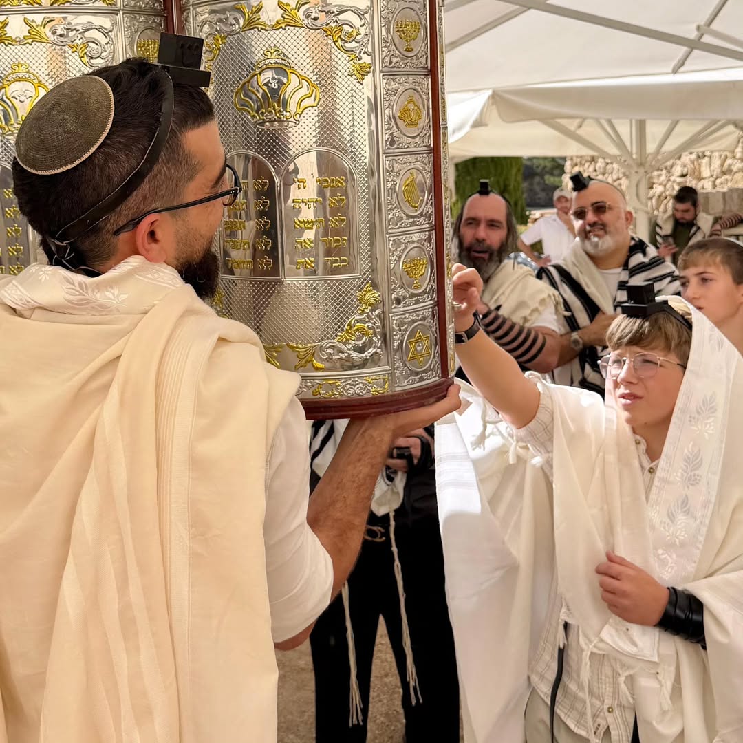 "שימצא את השבילים": הזמר חנן בן ארי וגרושתו הדסה חגגו בר מצווה לבנם