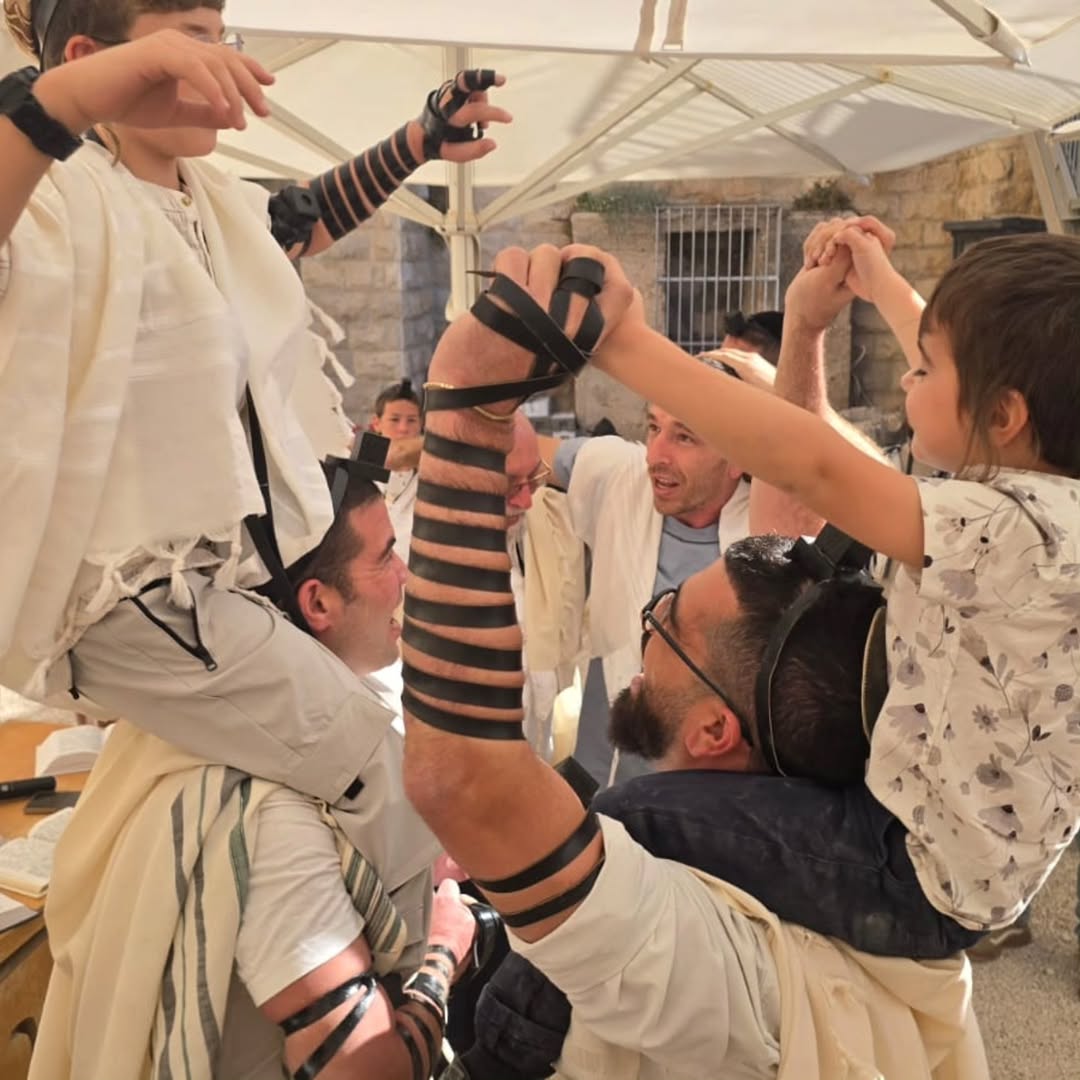 "שימצא את השבילים": הזמר חנן בן ארי וגרושתו הדסה חגגו בר מצווה לבנם