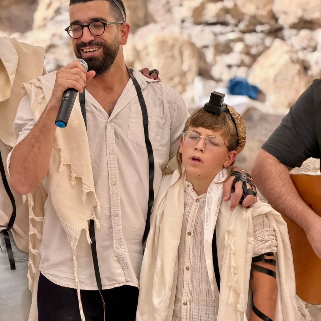 "שימצא את השבילים": הזמר חנן בן ארי וגרושתו הדסה חגגו בר מצווה לבנם