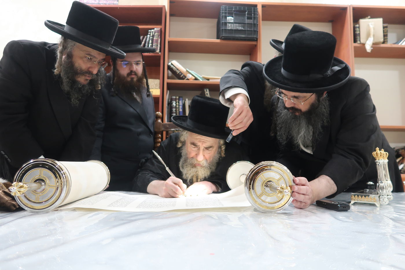 האדמו"ר מרחמסטריווקא בכתיבת אותיות לס"ת