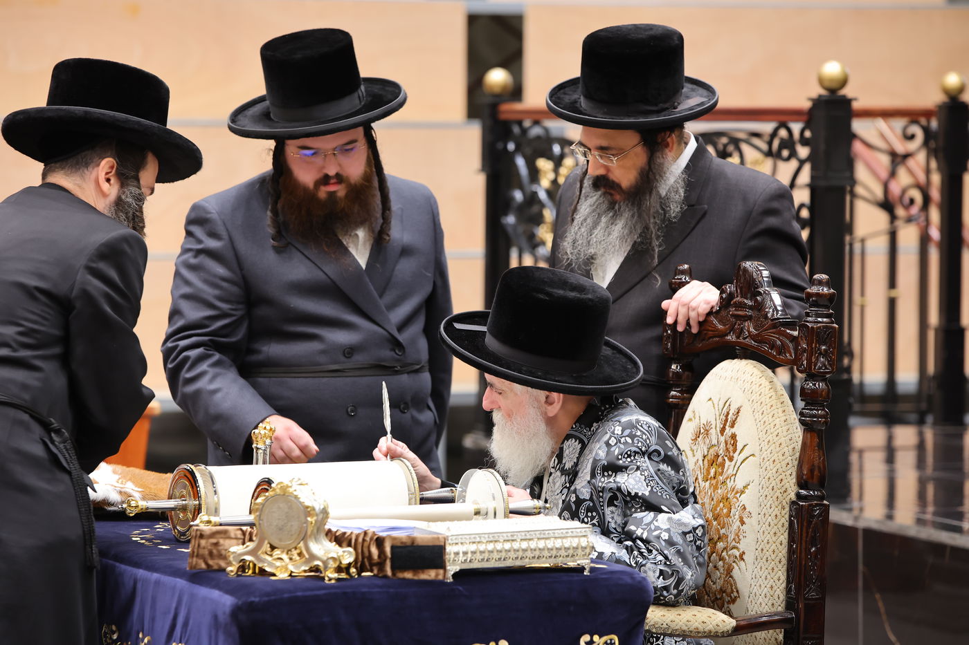 האדמו"ר מויזניץ בכתיבת אותיות לס"ת