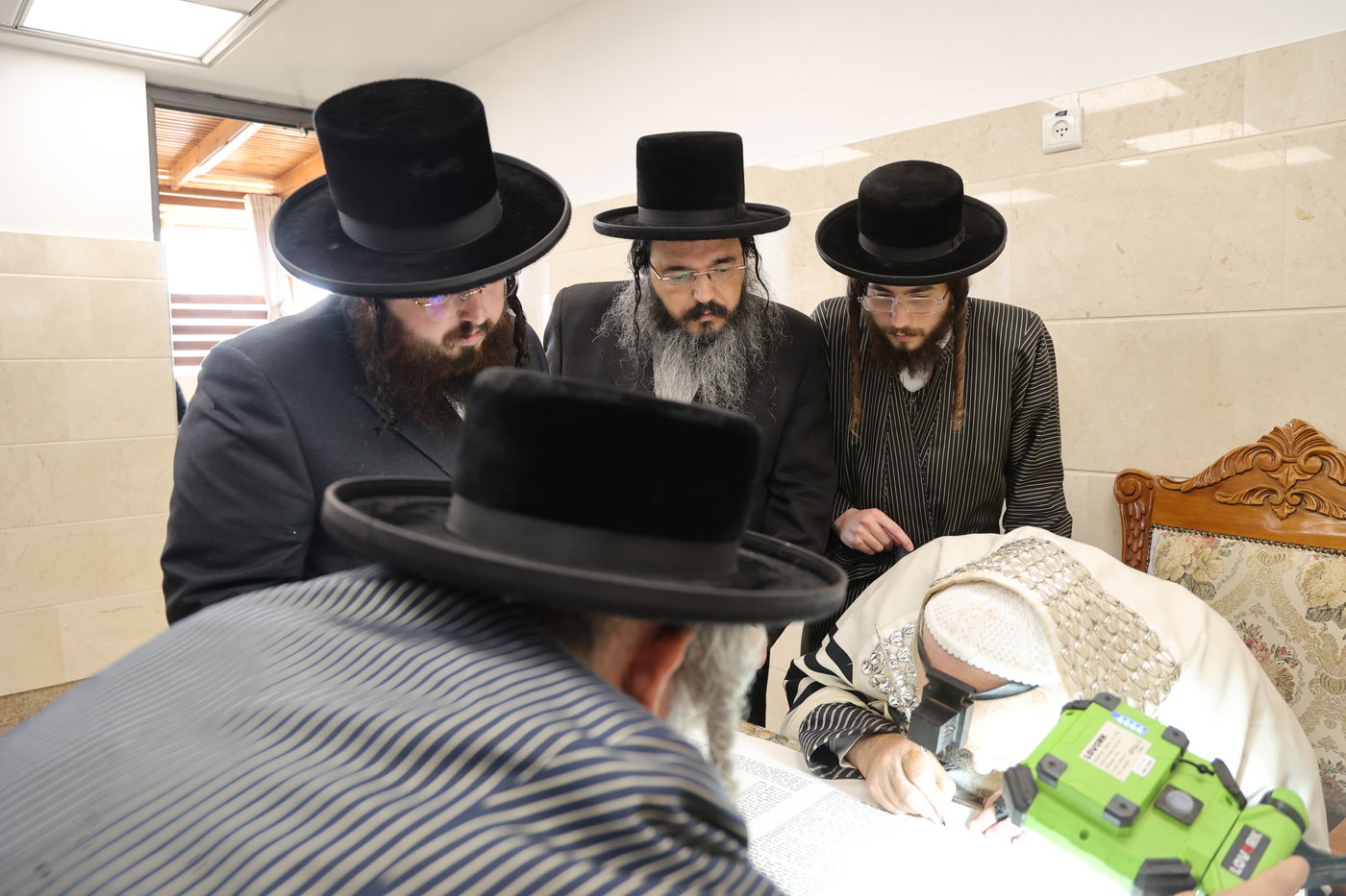 האדמו"ר מתולדות אהרן בכתיבת אותיות לס"ת