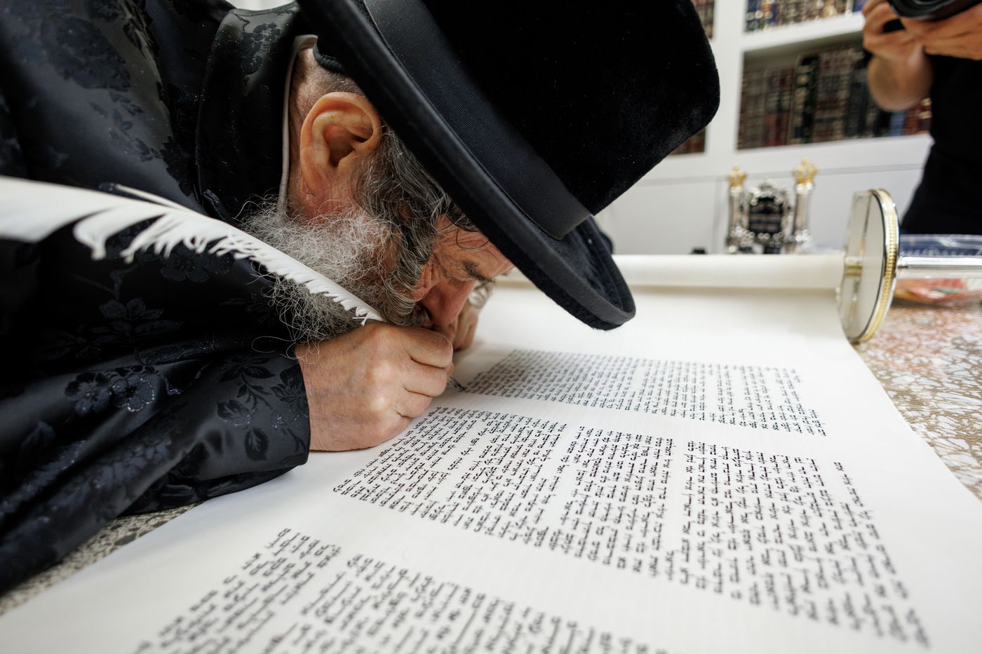 האדמו"ר מקומרנה בכתיבת אותיות לס"ת