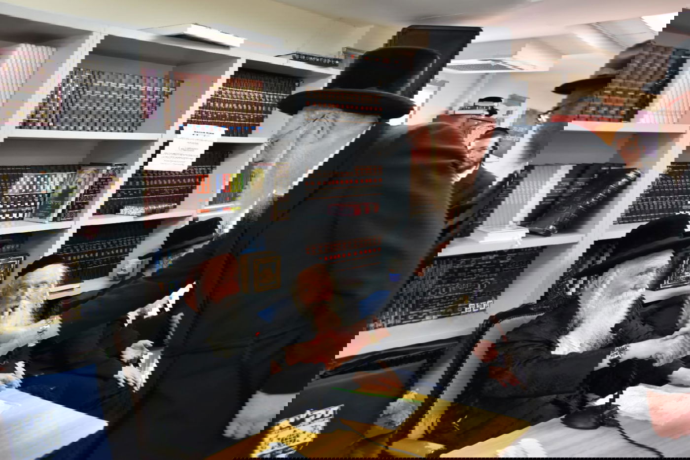 ניחום אבלים אצל הגרי"ד גרוסמן