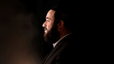 כוכב עולה מלונדון: יענקי רוטשילד שר "והבוטח"