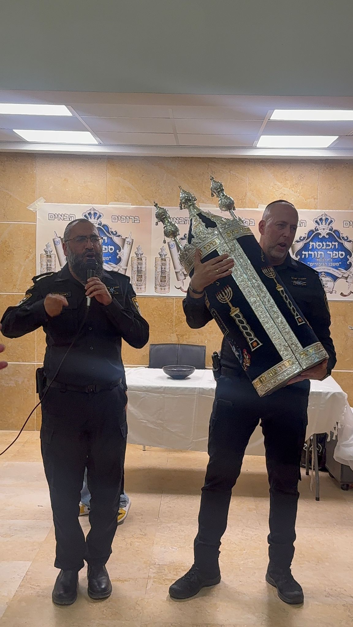 הכנסת ספר תורה מרגשת לתחנת משטרת שדרות