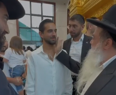 השחקן שעזב את ההצגה בגלל בעיות צניעות התברך מהרבנים | תיעוד בלעדי
