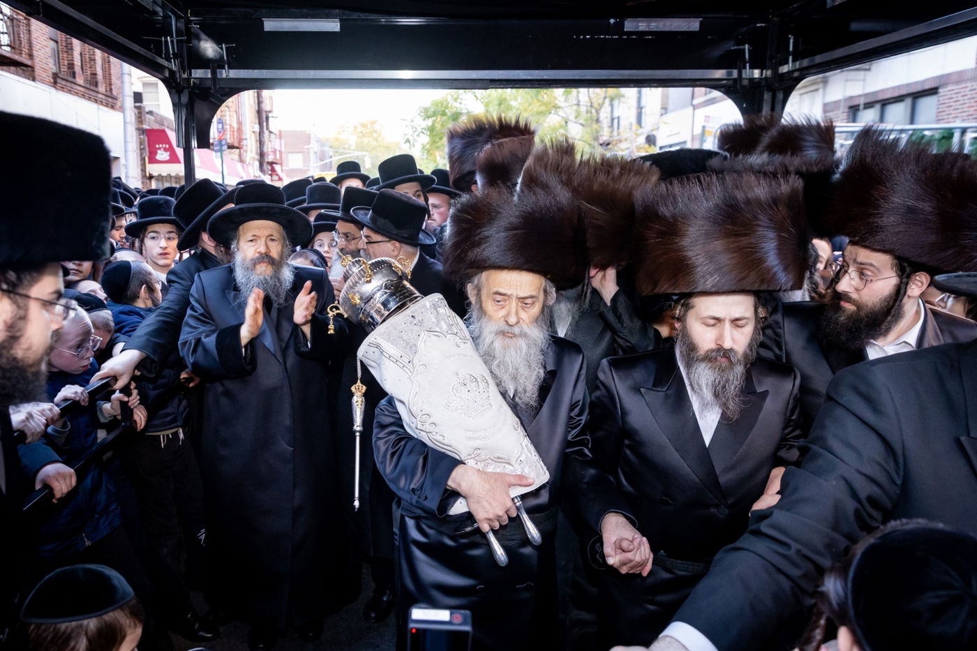 הכנסת ספר תורה בבאבוב 45