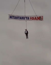 הסתה מחליאה בטורקיה: בובה בדמות נתניהו נתלתה על מנוף עם שלט "הוצאה להורג" | צפו