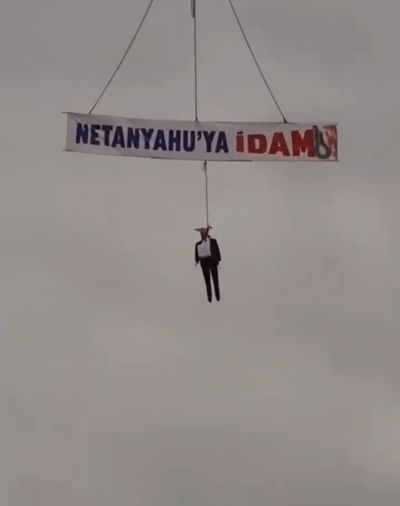 הסתה מחליאה בטורקיה: בובה בדמות נתניהו נתלתה על מנוף עם שלט "הוצאה להורג" | צפו