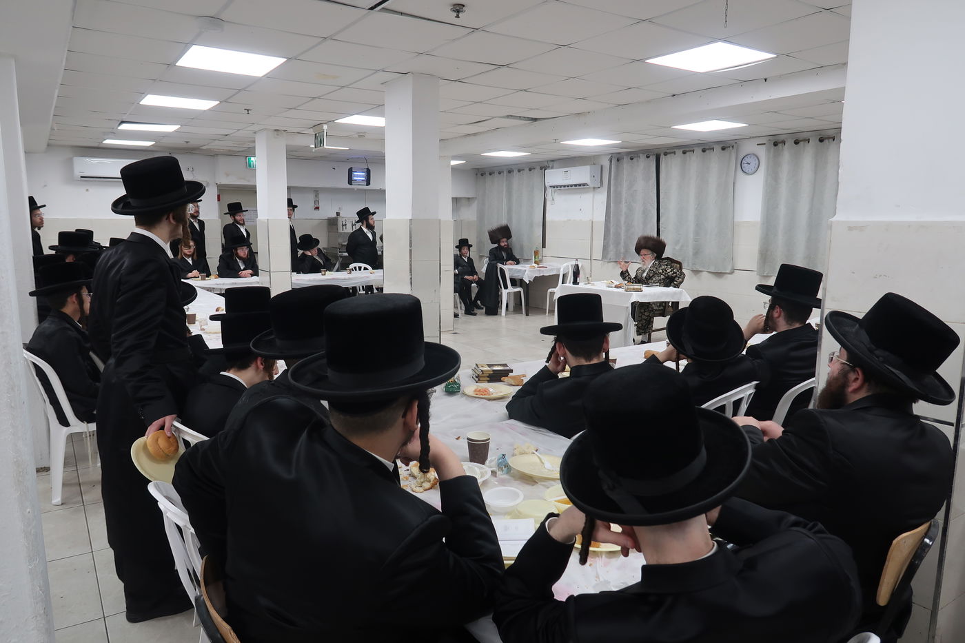 האדמו"ר מזלאטשוב במלווה מלכה בחיפה