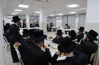 האדמו"ר מזלאטשוב במלווה מלכה בחיפה