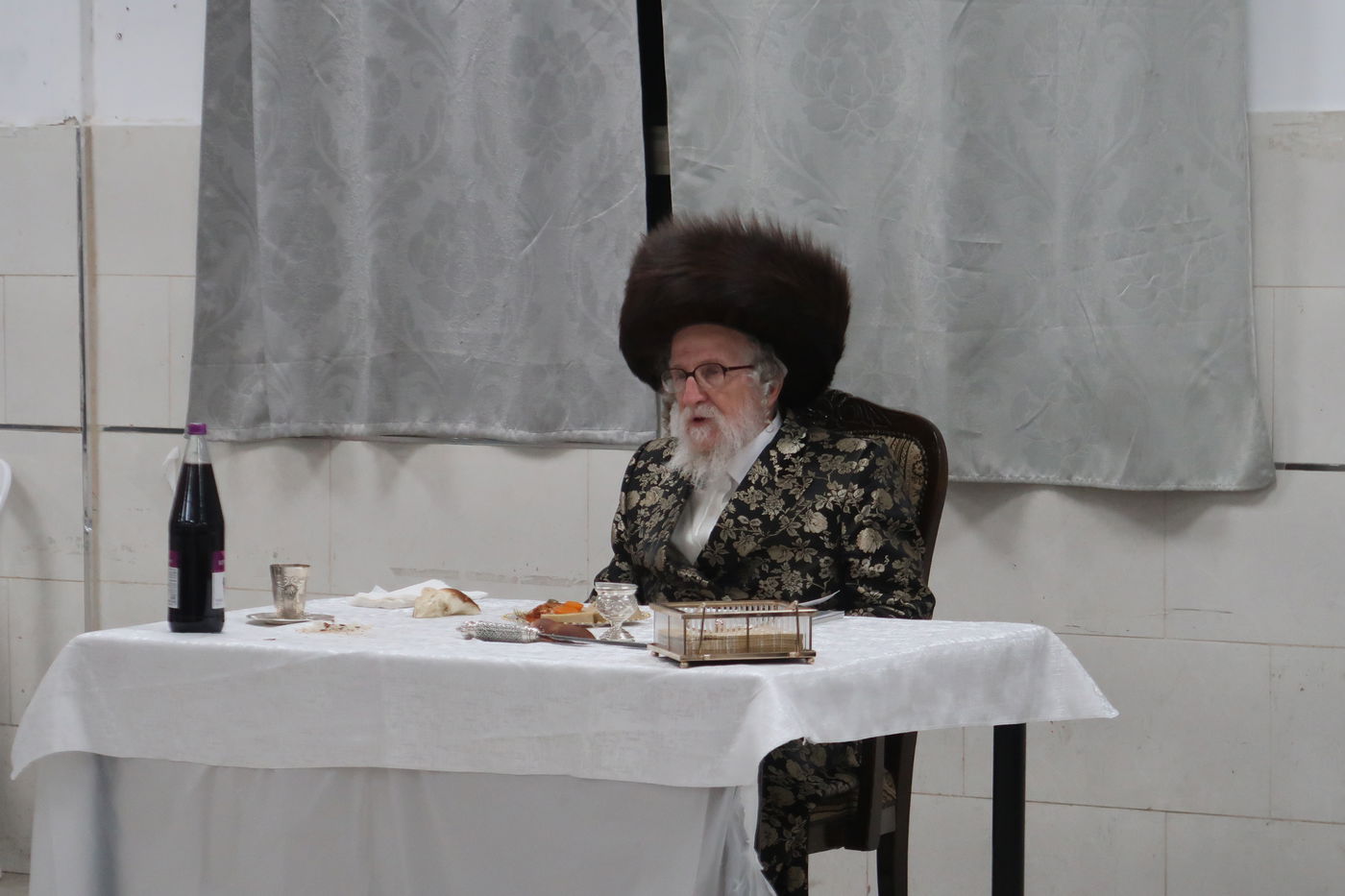 האדמו"ר מזלאטשוב במלווה מלכה בחיפה