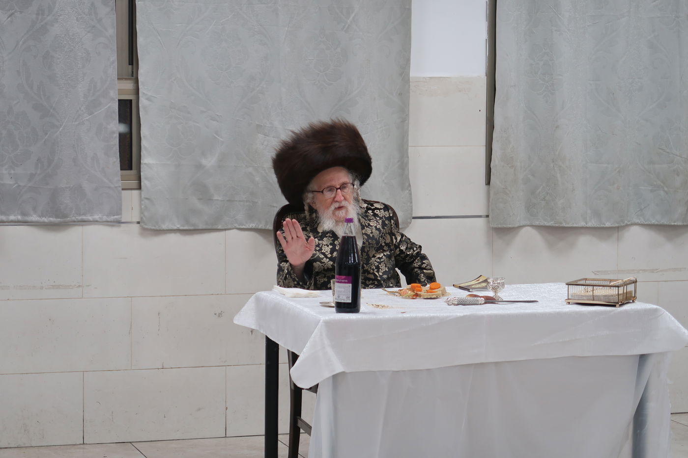 האדמו"ר מזלאטשוב במלווה מלכה בחיפה