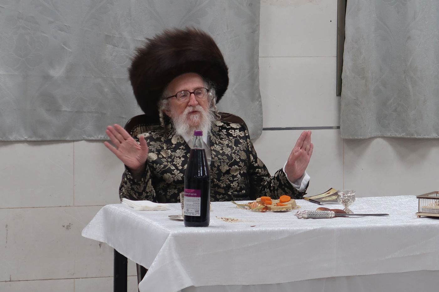 האדמו"ר מזלאטשוב במלווה מלכה בחיפה