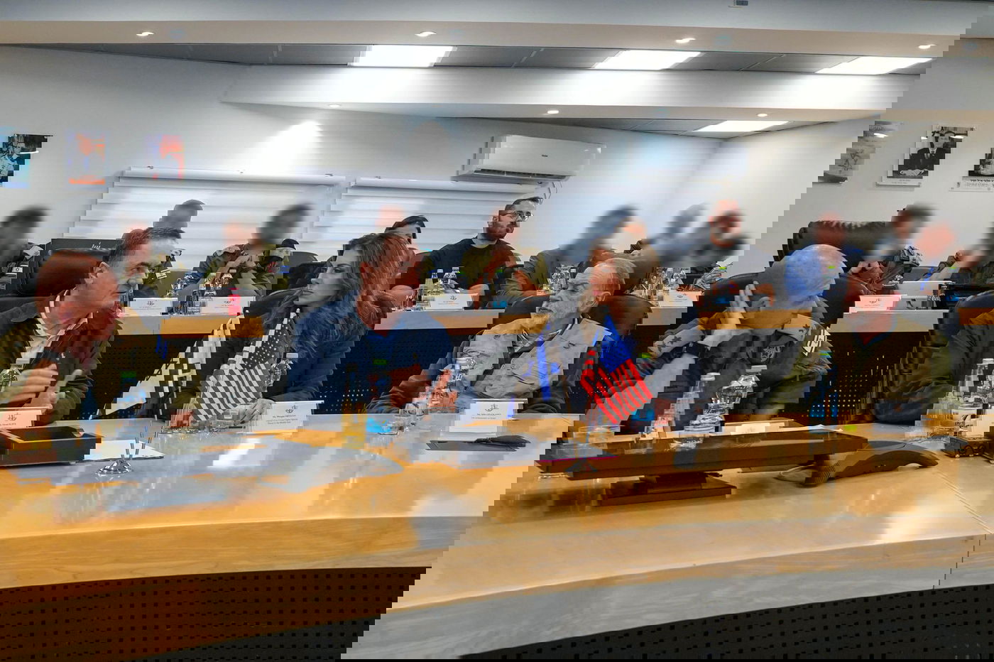 שר הביטחון ושליחת הנשיא בביקור בגבול הצפון 