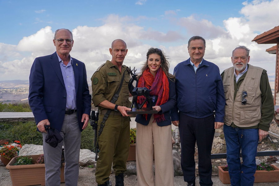 שר הביטחון ושליחת הנשיא בביקור בגבול הצפון